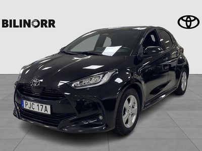 Svart Begagnad 2024 Toyota Yaris Hybrid Style Halvkombi | 269 900 kr (Marknadspris)