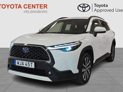 Vit Begagnad 2023 Toyota Corolla Cross Style SUV | 359 900 kr (Marknadspris)
