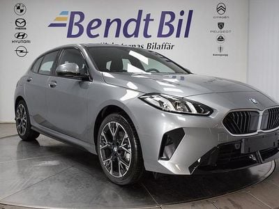 Grå Ny 2026 BMW 120 Shadowline Halvkombi | 399 500 kr
