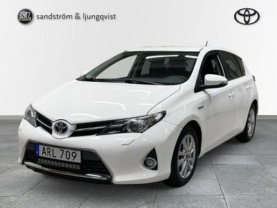 Begagnad Toyota Auris Hybrid Edition 137 HK (100 kW) 2014 Vit Halvkombi