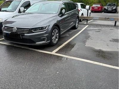 Grå Begagnad 2016 VW Passat GTE Kombi | 164 000 kr (Marknadspris)
