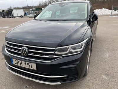 Svart metallic Begagnad 2024 VW Tiguan Elegance SUV | 309 000 kr (Marknadspris)