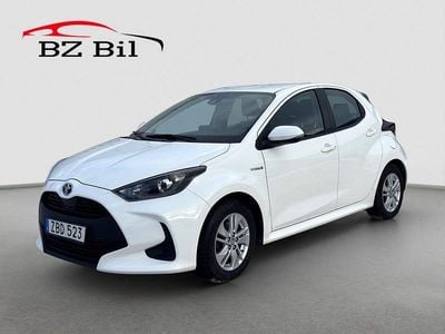 Vit Begagnad 2021 Toyota Yaris Hybrid Active Halvkombi | 159 900 kr (Bra pris)