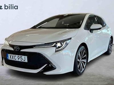 Vit Begagnad 2022 Toyota Corolla Hybrid Halvkombi | 254 900 kr