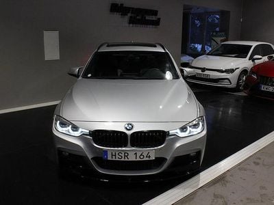 Glaciär silvermetallic Begagnad 2018 BMW 330 M Sport Kombi | 289 900 kr (Dyr)