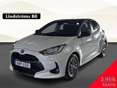 Vit Begagnad 2022 Toyota Yaris Hybrid Style Halvkombi | 245 000 kr (Marknadspris)