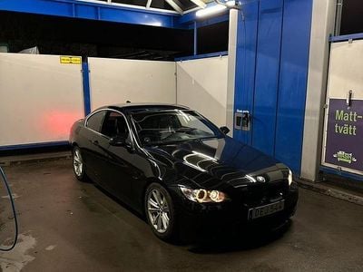 Begagnad BMW 325 197 HK (144 kW) 2008 Sapphire black Sportkupé