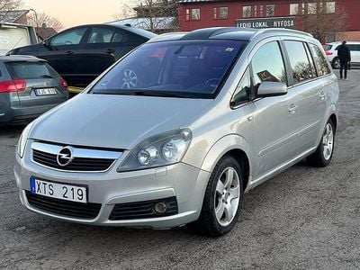 Begagnad Opel Zafira 150 HK (110 kW) 2006 Grå Minibuss