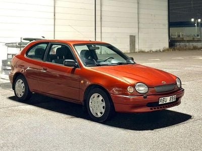 Röd Begagnad 2000 Toyota Corolla Halvkombi | 24 900 kr (Lite dyr)