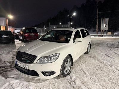 Begagnad Skoda Octavia RS 170 HK (125 kW) 2011 Vit Kombi