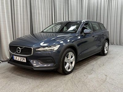 Mörkblå Begagnad 2019 Volvo V60 CC Momentum Kombi | 229 900 kr (Dyr)