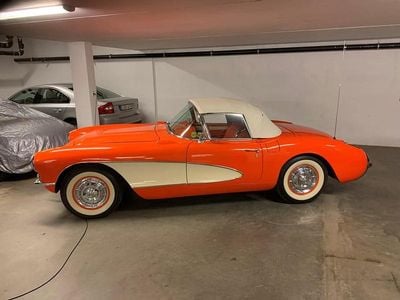 Röd med ett cremefärgat fält på sidorna Begagnad 1957 Chevrolet Corvette C1 Cab | 999 000 kr
