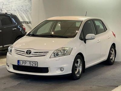 Begagnad Toyota Auris Plus 90 HK (66 kW) 2011 Vit Halvkombi