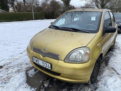 Begagnad Toyota Yaris 68 HK (50 kW) 1999 Gul Halvkombi