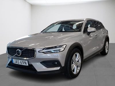 Silver Begagnad 2024 Volvo V60 CC Core Kombi | 404 500 kr (Marknadspris)