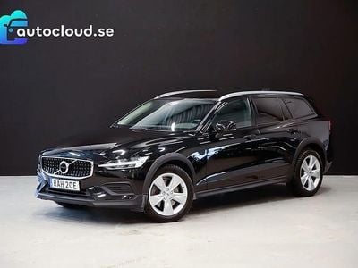 Begagnad Volvo V60 CC Core 197 HK (144 kW) 2023 Svart Kombi