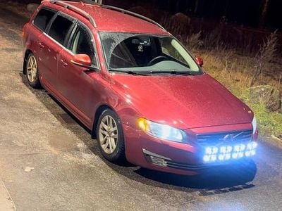 Flamenco röd 702 Begagnad 2009 Volvo V70 Kombi | 60 999 kr (Dyr)