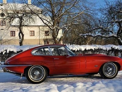 Carmine red/black leather Begagnad 1968 Jaguar E-Type S Sportkupé | 1 085 000 kr
