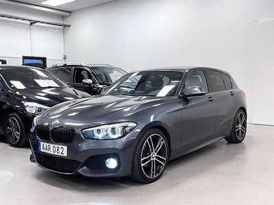 Grå Begagnad 2018 BMW 118 Shadowline Halvkombi | 189 900 kr (Marknadspris)