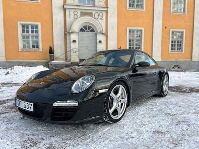 Begagnad Porsche 911 Carrera 325 HK (239 kW) 2004 Svart