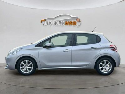 Grå Begagnad 2015 Peugeot 208 Halvkombi | 58 500 kr (Marknadspris)