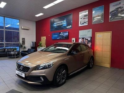Brun Begagnad 2013 Volvo V40 CC Summum Kombi | 139 500 kr (Bra pris)