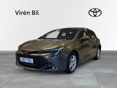 Grön Begagnad 2023 Toyota Corolla Hybrid Plus Halvkombi | 279 000 kr (Marknadspris)