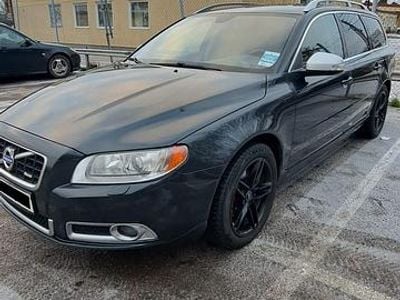 Grå metallic (blyerts) Begagnad 2011 Volvo V70 R-Design Kombi | 70 000 kr (Marknadspris)
