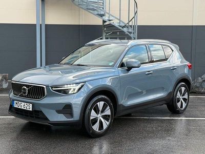 Grå Begagnad 2023 Volvo XC40 Momentum SUV | 309 400 kr (Marknadspris)