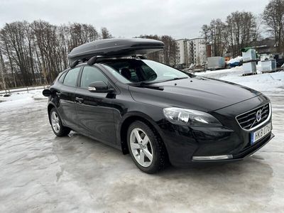 begagnad Volvo V40 T2 Kinetic /P-värmare/ S&V däck/ 120hk/ Låg skatt