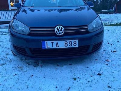 Mörkblå Begagnad 2011 VW Golf VI Halvkombi | 50 000 kr (Marknadspris)