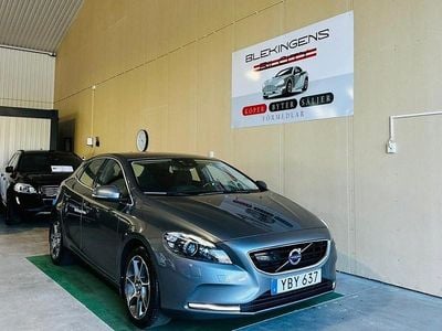 Grå Begagnad 2016 Volvo V40 Momentum Kombi | 109 900 kr (Marknadspris)