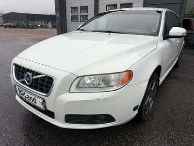 Vit Begagnad 2010 Volvo V70 Momentum Kombi | 59 900 kr (Marknadspris)