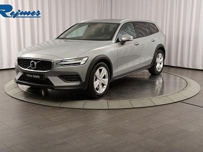 Grå Begagnad 2024 Volvo V60 CC Core Kombi | 389 900 kr (Bra pris)