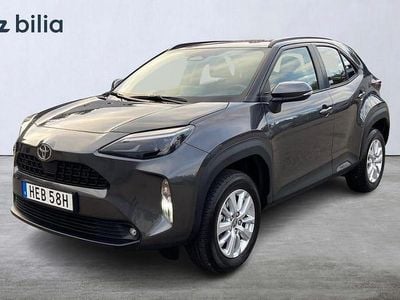 Grå Begagnad 2025 Toyota Yaris Hybrid Active | 299 900 kr (Marknadspris)
