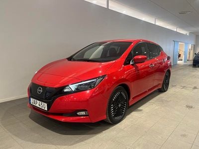 Begagnad Nissan Leaf N-Connecta 111 kW (151 HK) 2023 Röd Halvkombi