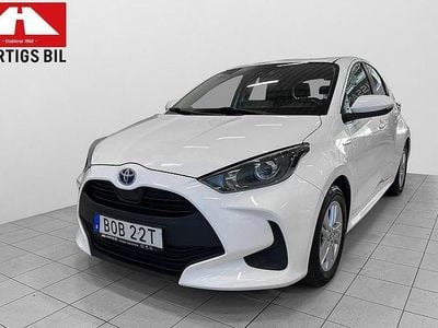 Vit Begagnad 2021 Toyota Yaris Hybrid Active Halvkombi | 167 900 kr (Marknadspris)