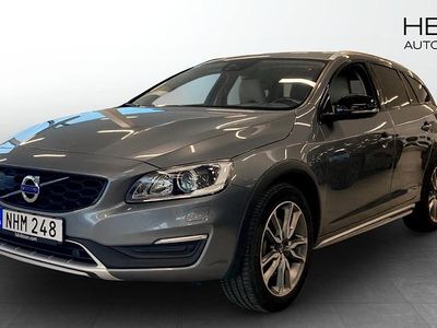 Grå Begagnad 2016 Volvo V60 CC Summum Kombi | 229 900 kr (Marknadspris)
