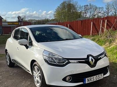 Vit Begagnad 2015 Renault Clio IV Halvkombi | 73 999 kr (Marknadspris)