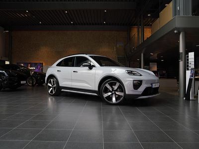 Grå Ny 2025 Porsche Macan 4 Electric SUV | 1 231 100 kr