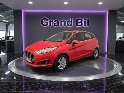 Begagnad Ford Fiesta Titanium 80 HK (58 kW) 2014 Röd Halvkombi