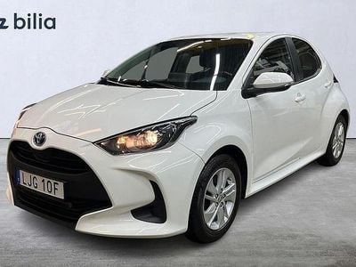 Vit Begagnad 2021 Toyota Yaris Hybrid Active Halvkombi | 199 900 kr (Marknadspris)