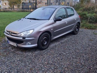 Grå Begagnad 2005 Peugeot 206 Halvkombi | 29 900 kr (Marknadspris)