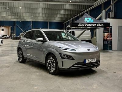 Grå Begagnad 2021 Hyundai Kona Essential SUV | 229 900 kr (Marknadspris)
