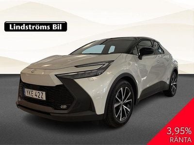 Vit Begagnad 2024 Toyota C-HR Style SUV | 344 900 kr (Marknadspris)