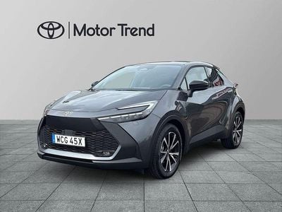 Grå Ny 2025 Toyota C-HR SUV | 349 900 kr (Marknadspris)