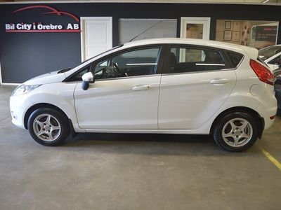 begagnad Ford Fiesta 1.25 (82hk) / 2-Ägare / AUX-ingång / Nyservad &