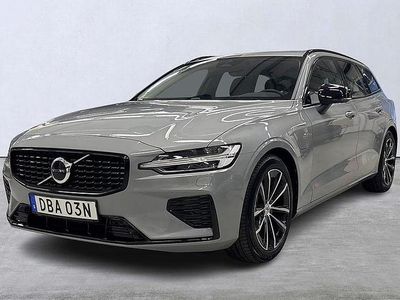 Grå Begagnad 2024 Volvo V60 Plus Kombi | 469 900 kr (Marknadspris)