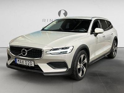 Begagnad Volvo V60 CC Momentum 197 HK (144 kW) 2022 Vit Kombi