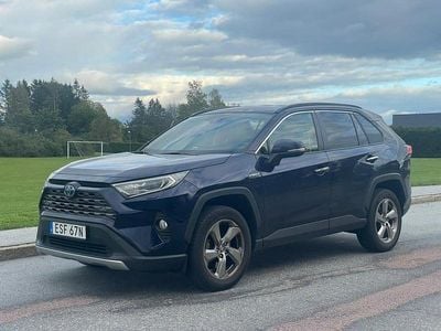 Mörkblå (blå) Begagnad 2020 Toyota RAV4 Hybrid Executive SUV | 314 900 kr (Marknadspris)